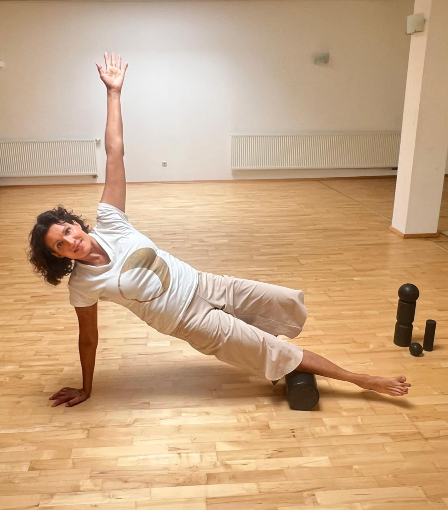 Kim Theva Faszien Yoga Pose